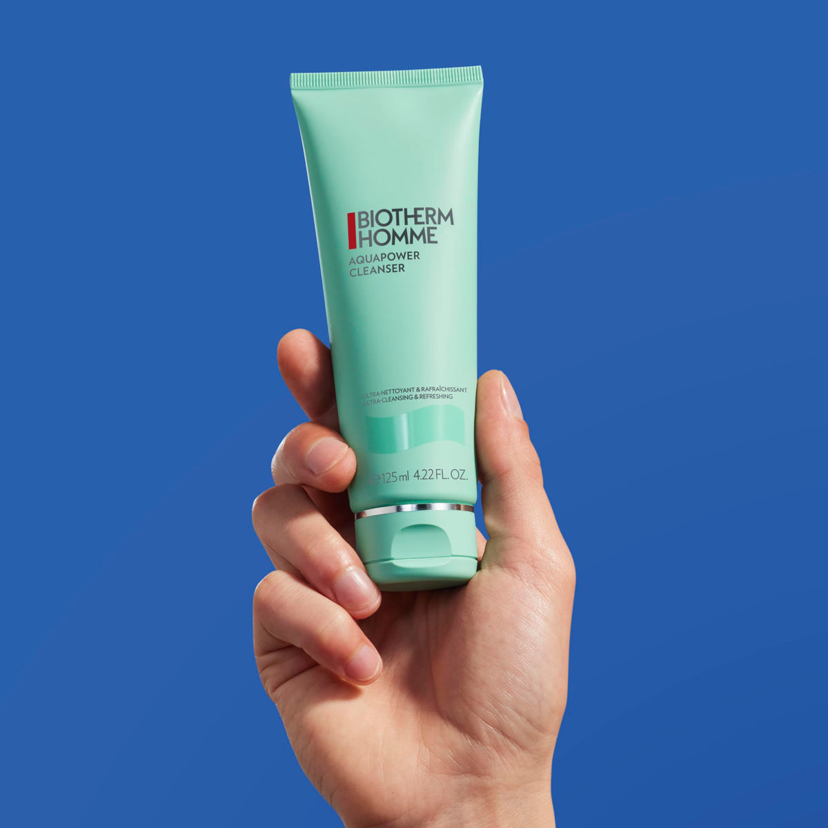Biotherm Homme Aquapower Nettoyant 125ml, hand holding the tube