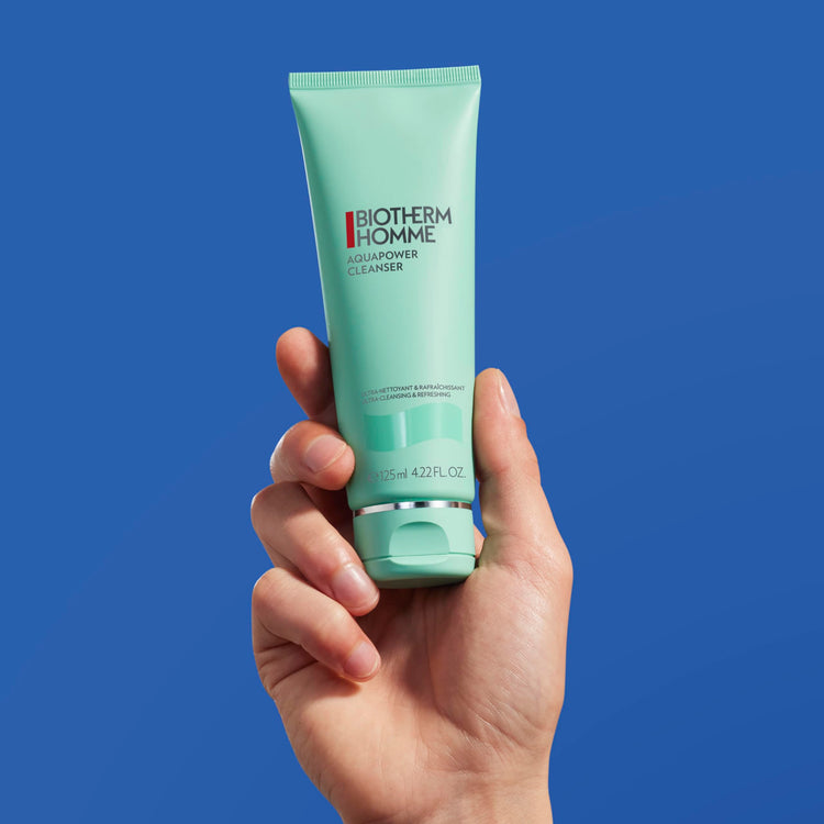 Biotherm Homme Aquapower Nettoyant 125ml, hand holding the tube